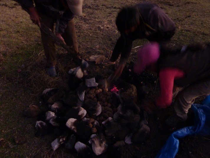 Preparing the Pachamanca.